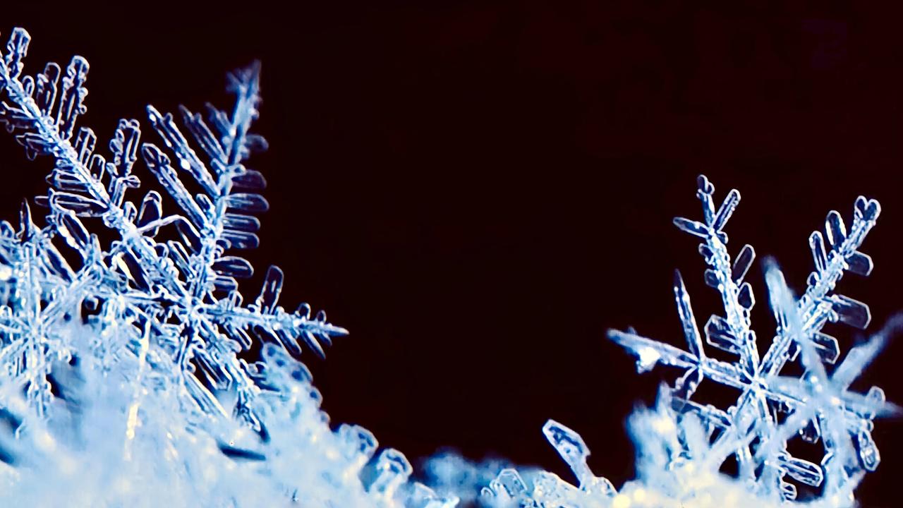 冰晶，无声中唤醒寂静的冷冽。当你打开那玻璃般的寒冷窗口，这冬日之晶就在阳光中跳动