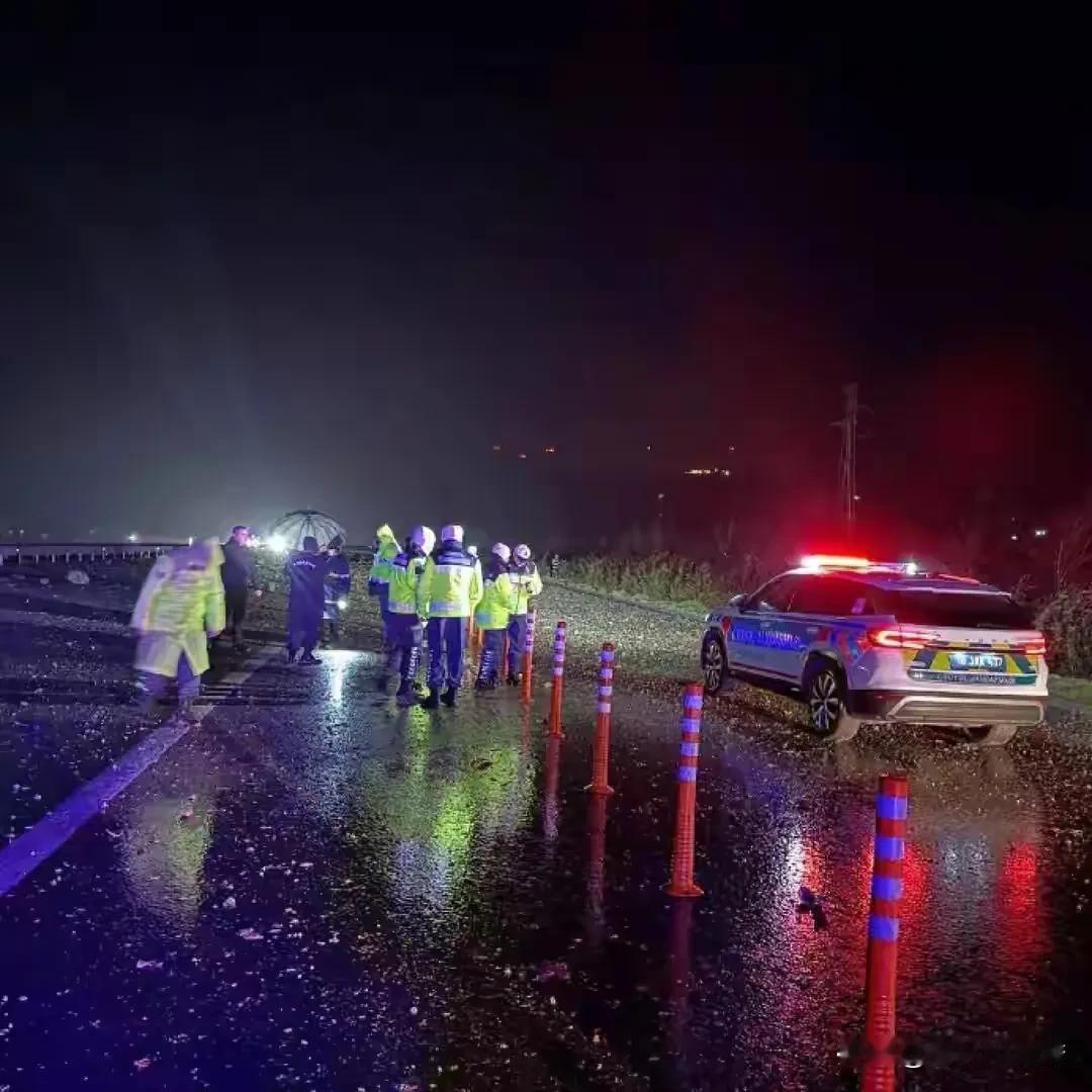 2月25日凌晨，土耳其出大事了。一架F - 16战机从西北部巴勒克埃西尔省第9主