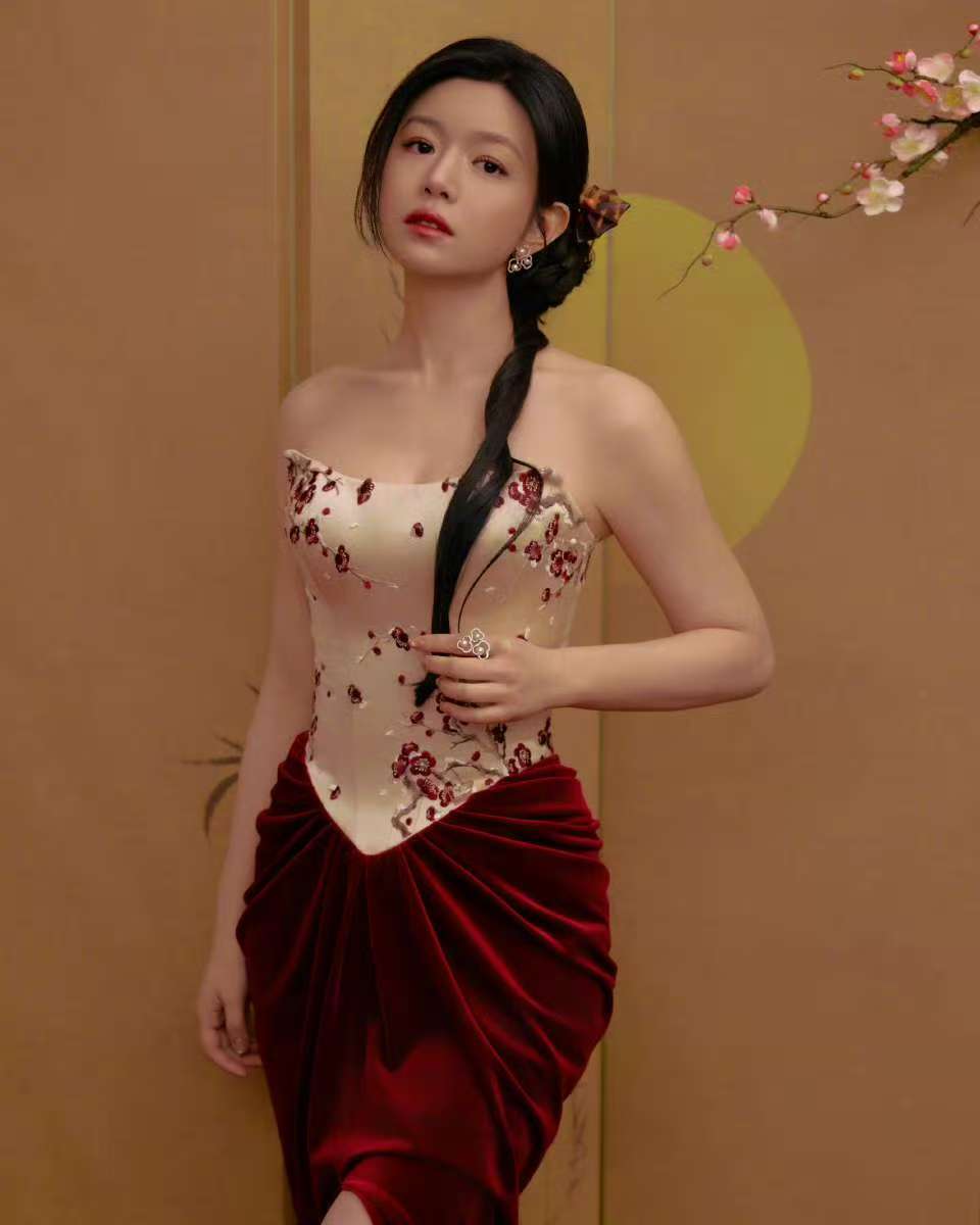 陈妍希陈妍希抹胸包臀红裙是姐姐是“妈妈”好看到爆炸了，鲜艳的腊梅开的正好陈妍希抹