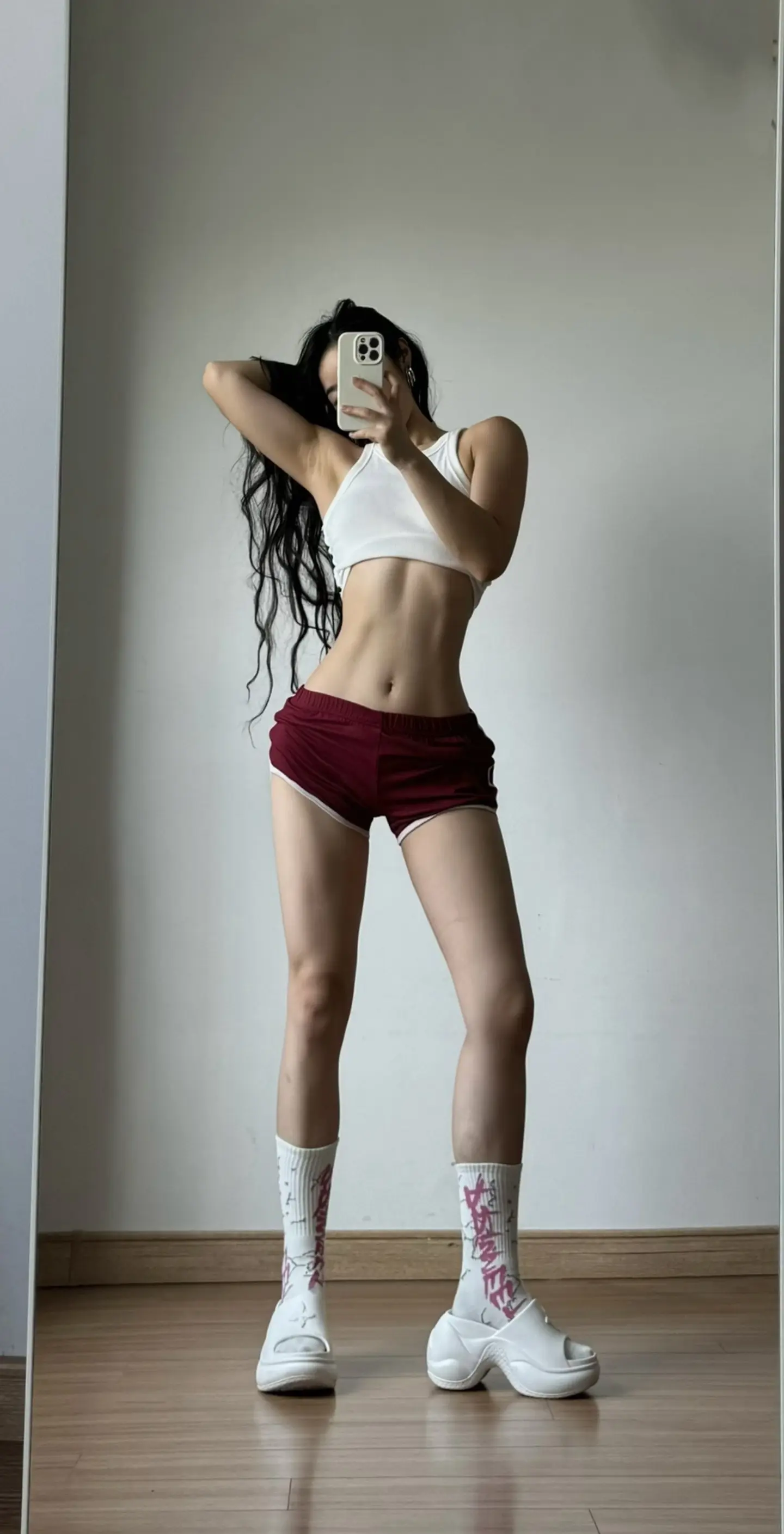 世人都爱你美艳的皮囊
而我却唯独爱你破碎而有力量感的心脏