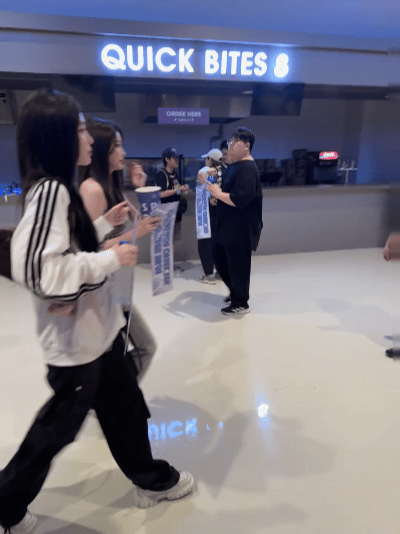 网友偶遇诗情画奕去韩国看twice演唱会 王奕周诗雨去了Twice演唱会 ​​​