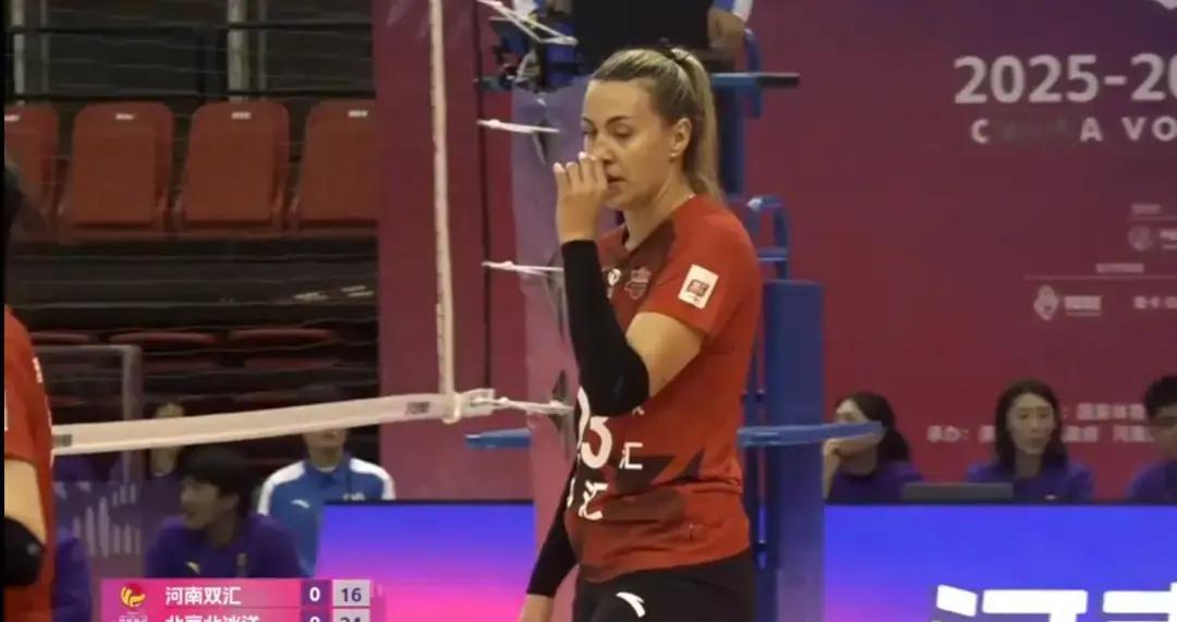 朱婷不打，河南女排直接就垮了。这不是夸张，数据摆在那儿。进攻防守都跟不上了，关键
