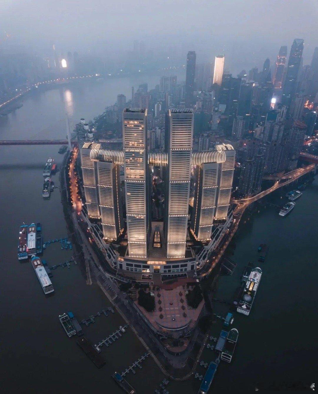 重庆来福士在修建的时候就被重庆人诟病破坏了朝天门的天际线，甚至说挡了重庆的风水。