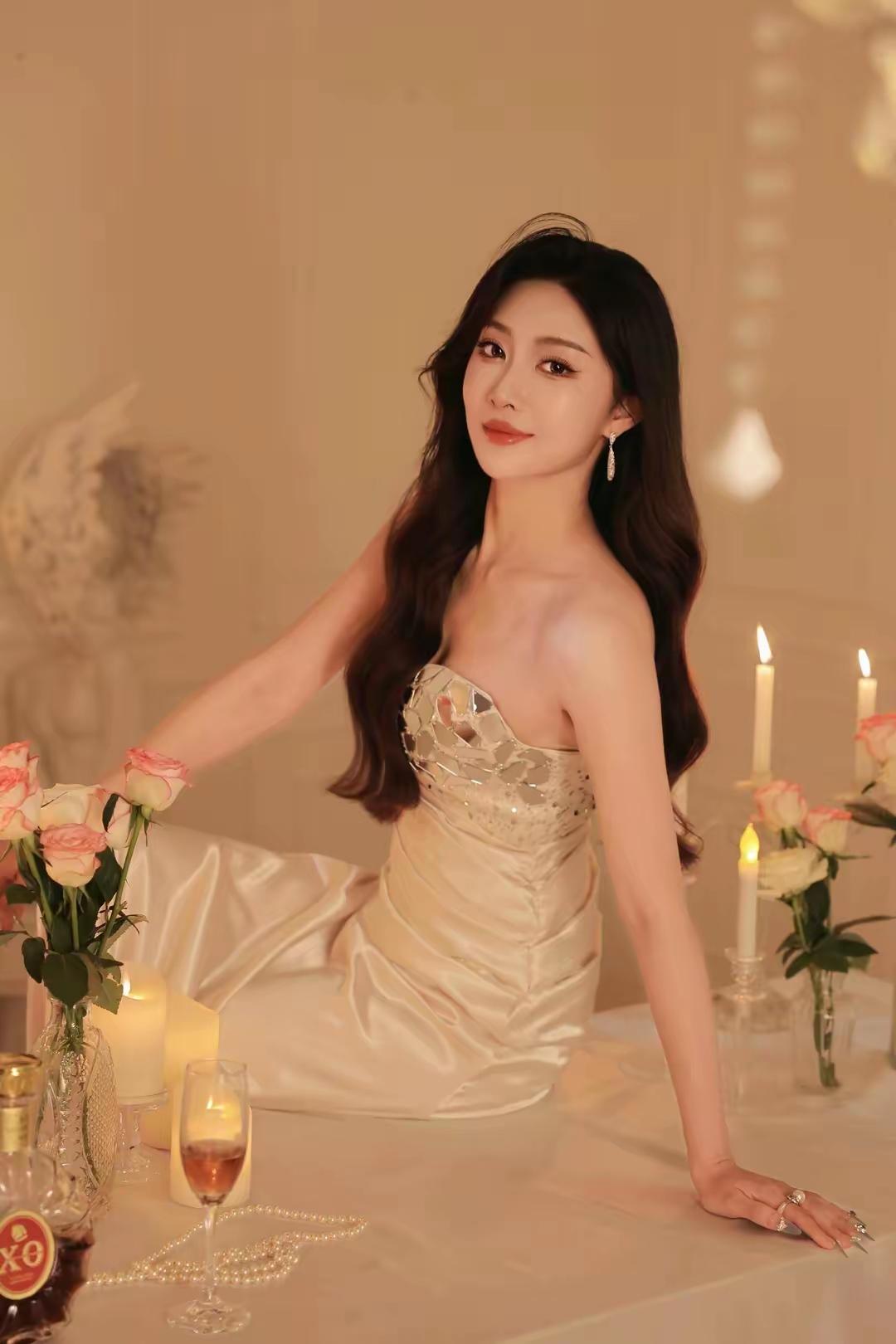 玉人捧酒杯，花影映红妆。