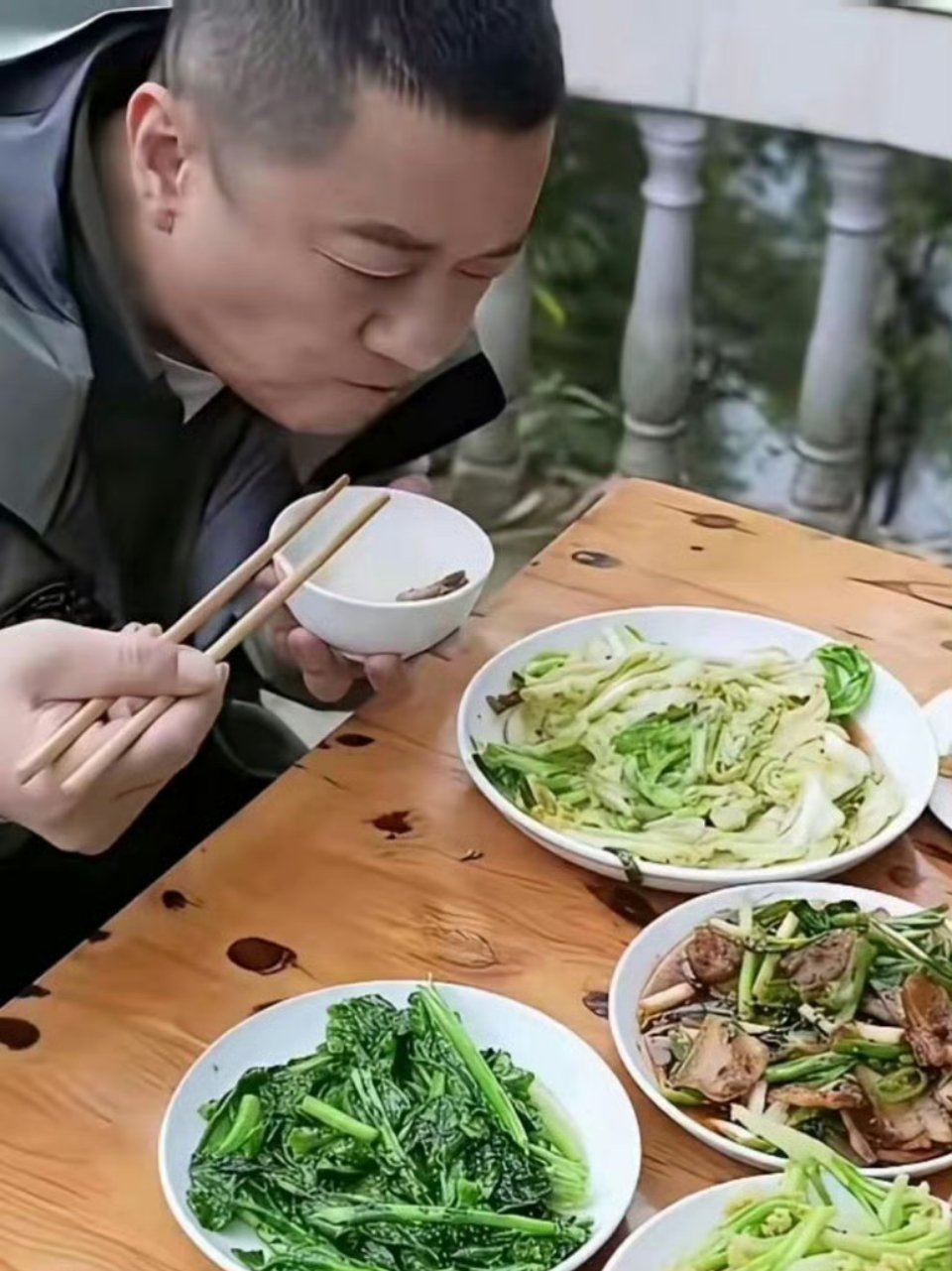 李亚鹏吃着普通的农家菜也津津有味，看来他真的放下了过去，专注于养生 