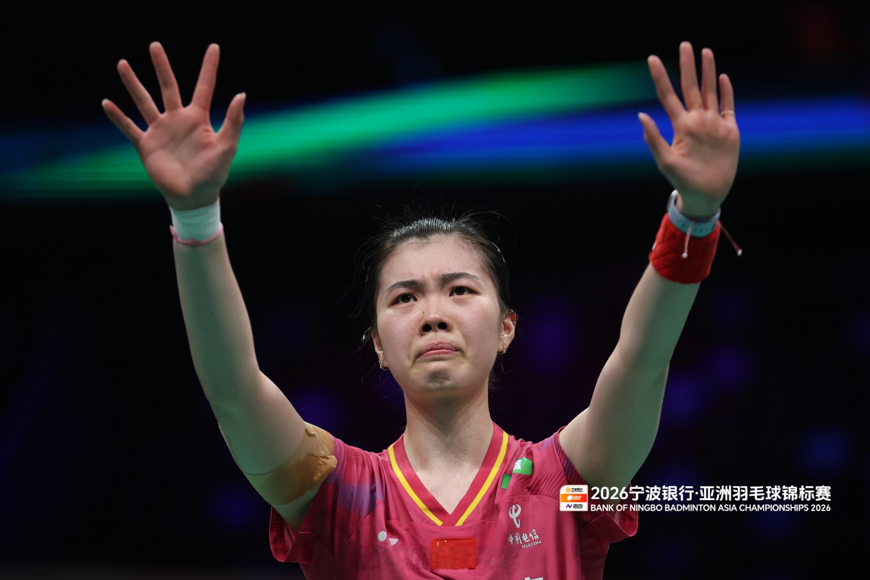 高昉洁自备了一桶球给观众 而且每个球都已经提前签好了名2026年羽毛球亚锦赛中国