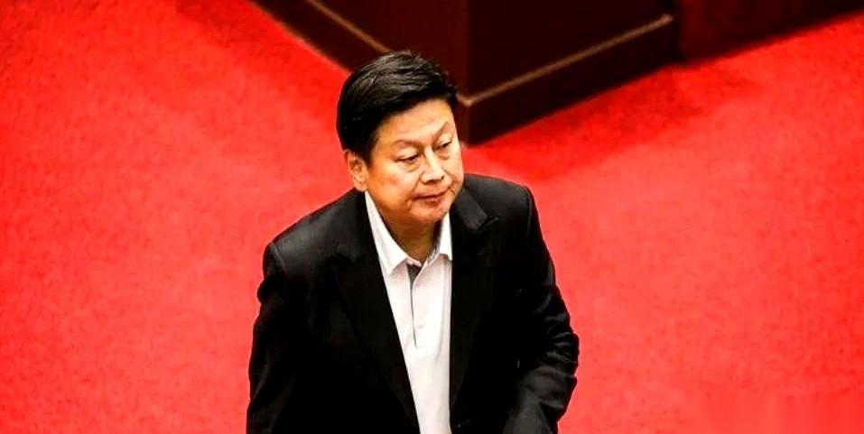 10月27日江启臣公开表态，自己在参与县市角逐期间绝不辞去立院副主管。
绿营则宣
