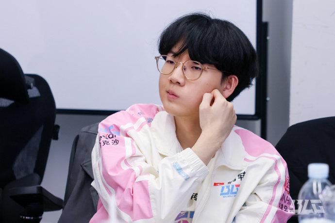 心疼到贤一秒钟！有韩国网友发现，Viper就算到了海外，依旧逃不了队友出事的魔咒