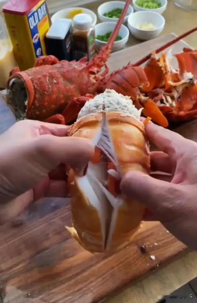 没有吃过龙虾，尾巴肉居然这么大，这个红色的是啥，虾线吗？😨