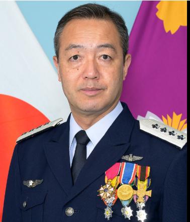 日本现任统合幕僚长内倉浩昭，相当于日本军队总参谋长。

统合幕僚长（简称统幕长）