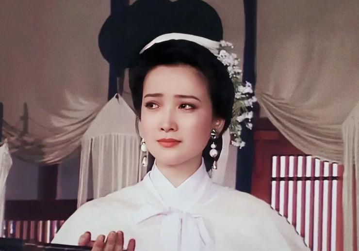 戏如人生人生如戏！十年抗癌路，61岁何晴辞世。何晴古装戏中扮演悲情角色，1983