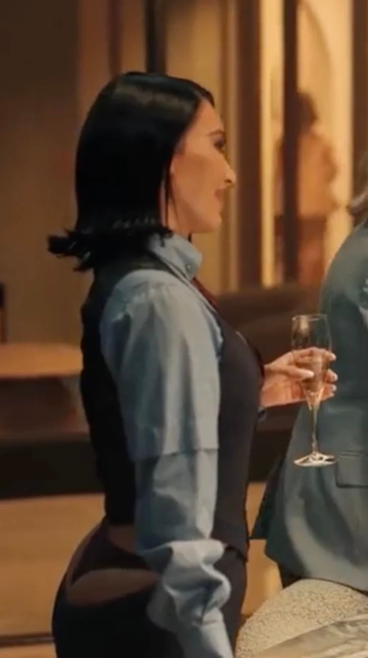 卡戴珊在剧里的造型，谁家律师穿这种露腚的职业装啊？