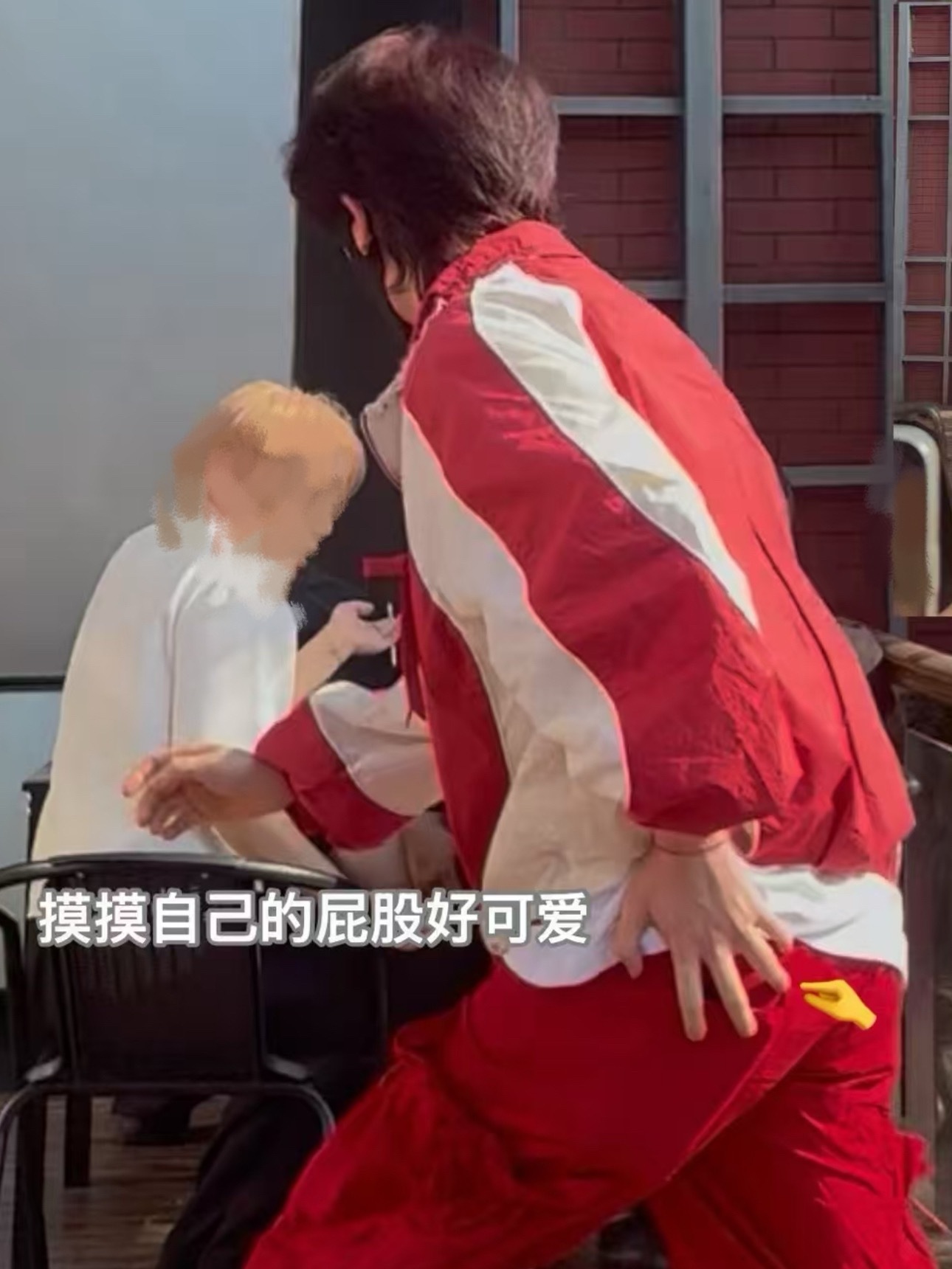 我摸摸 