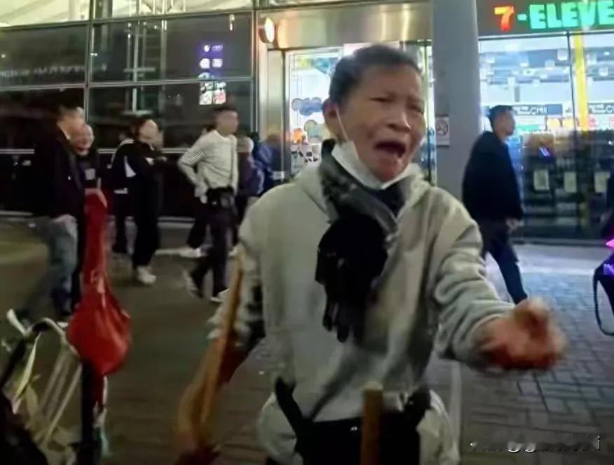 今天看到一个视频，香港大妈说，大陆人几千元工资，还看演唱会，这里工资几万，我们都