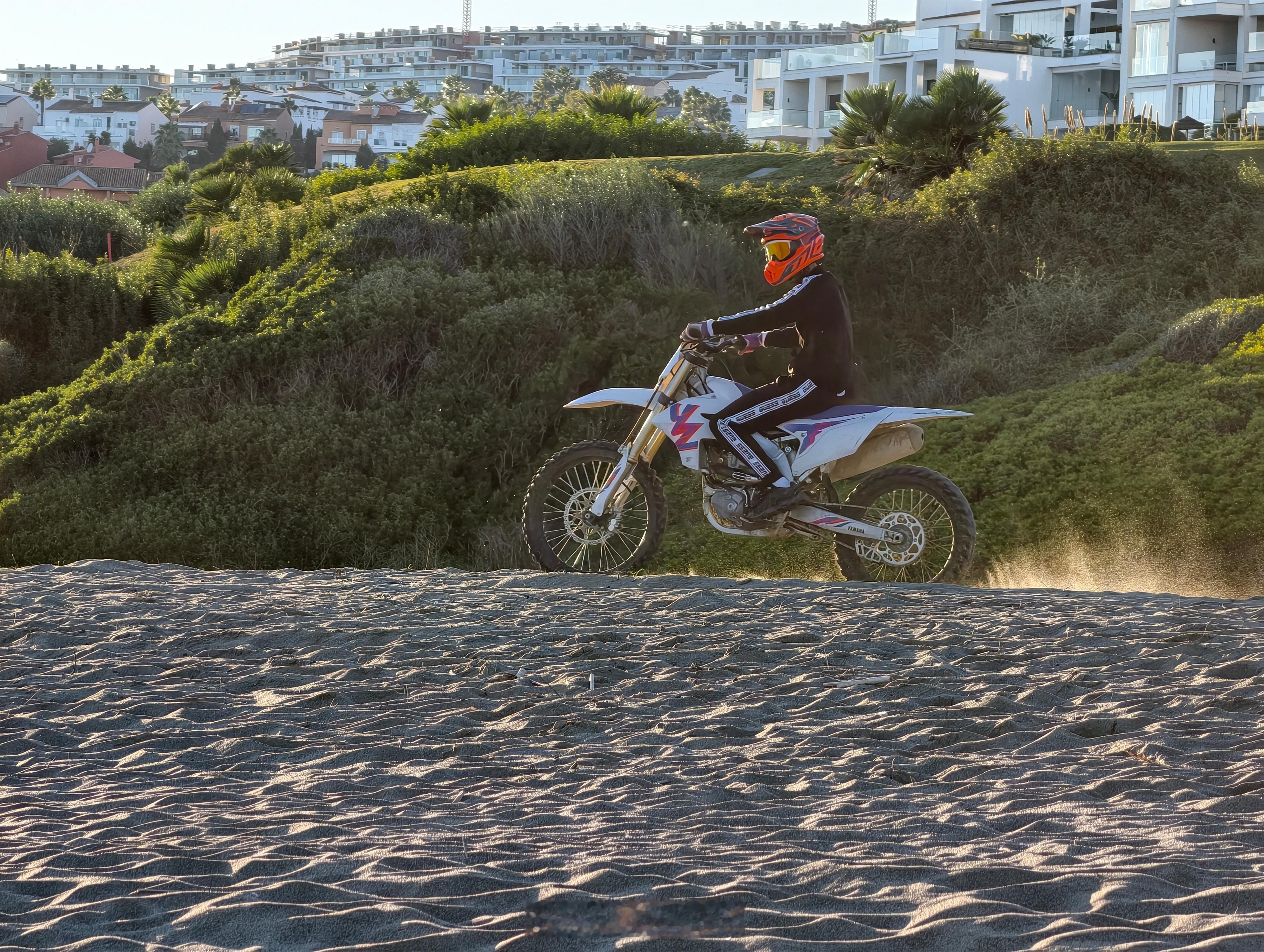 vivo X300 Pro沙滩抓拍，摩托是真的帅。西班牙马拉加海滩拍摄。 