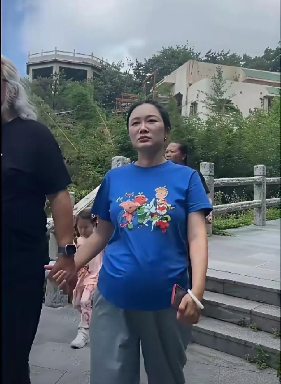 这是五胎了吗？
现在这么喜欢生娃的人极少了，即便再有钱也难得怀，难得生，难得养哦
