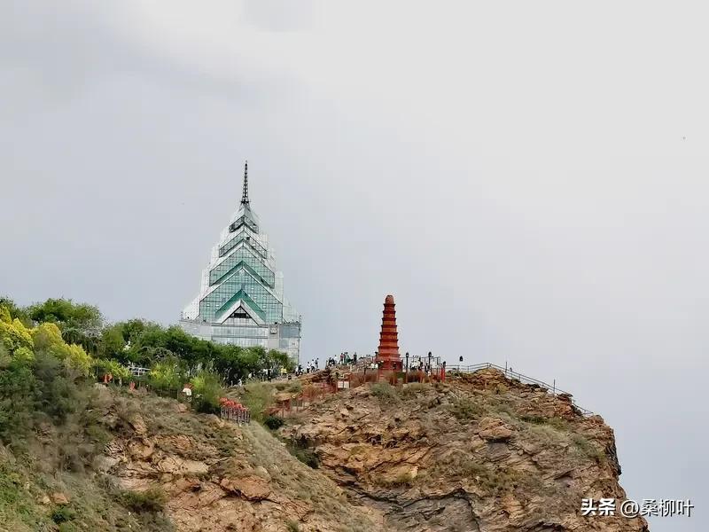 双生花·红山塔的影子斜了

红山塔的影子斜了，你站在岔路口。大巴扎的彩灯，另一盏