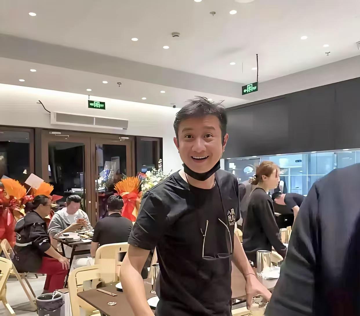 文章在上海开了一家陕西风味餐厅。八号院儿， 是怀念与大八岁的前妻马伊琍吧。有哪个