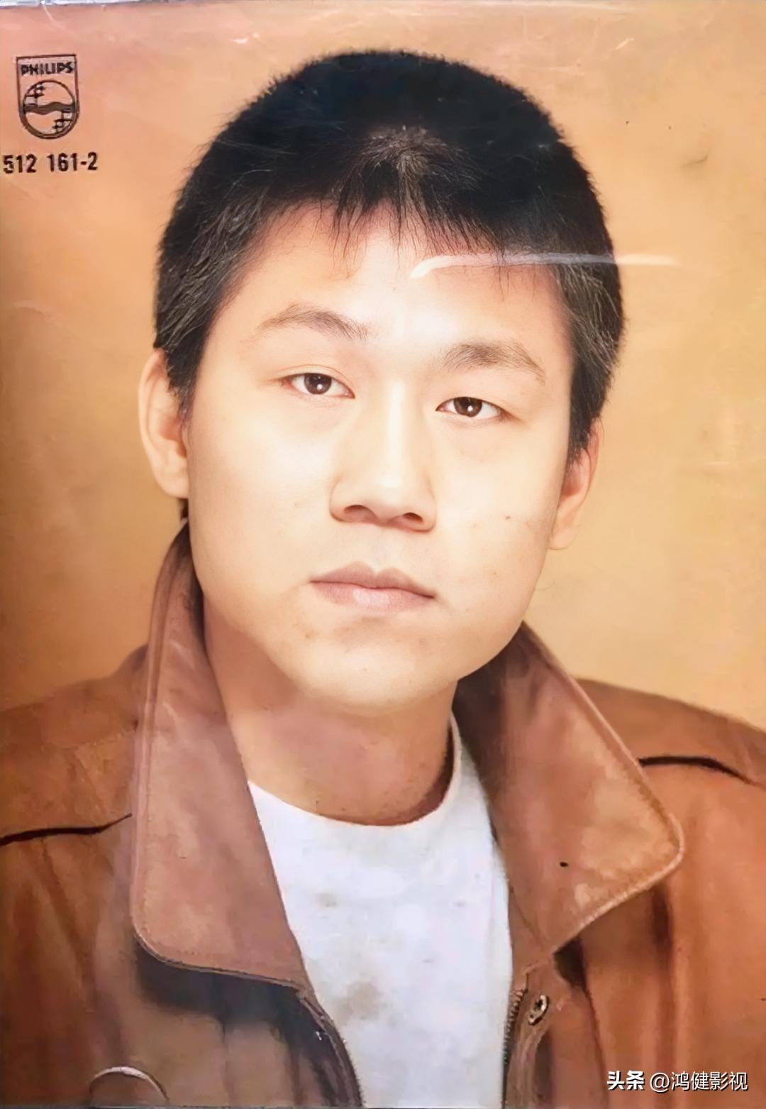 大家还记得这位男歌手吗？
他今年57岁，土生土长的台湾人，他的嗓音独特，他性格随