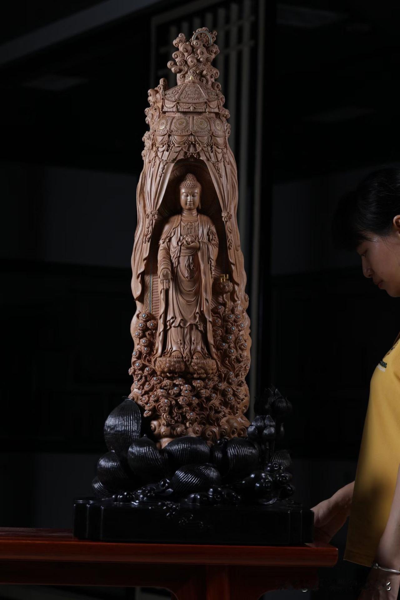 莲花承足，佛身静穆，一尊阿弥陀佛接引图，将传统造像的宁静气韵凝于老山檀之中。
