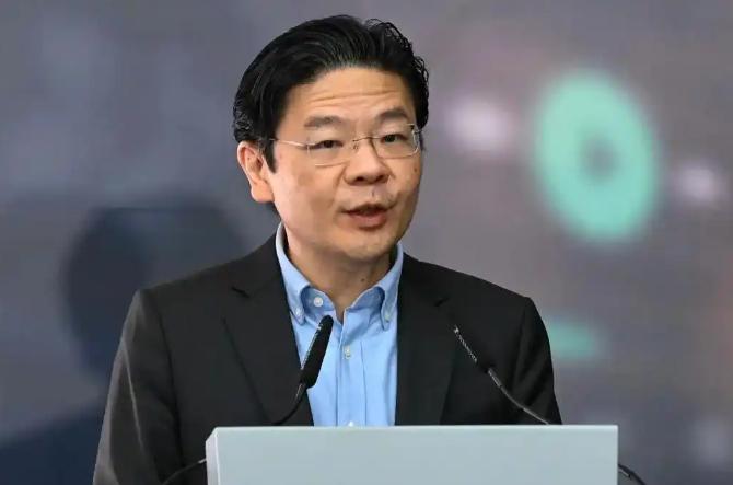新加坡这次是真的急了。

2026 年 8 月 23 日国庆群众大会上，黄循财宣