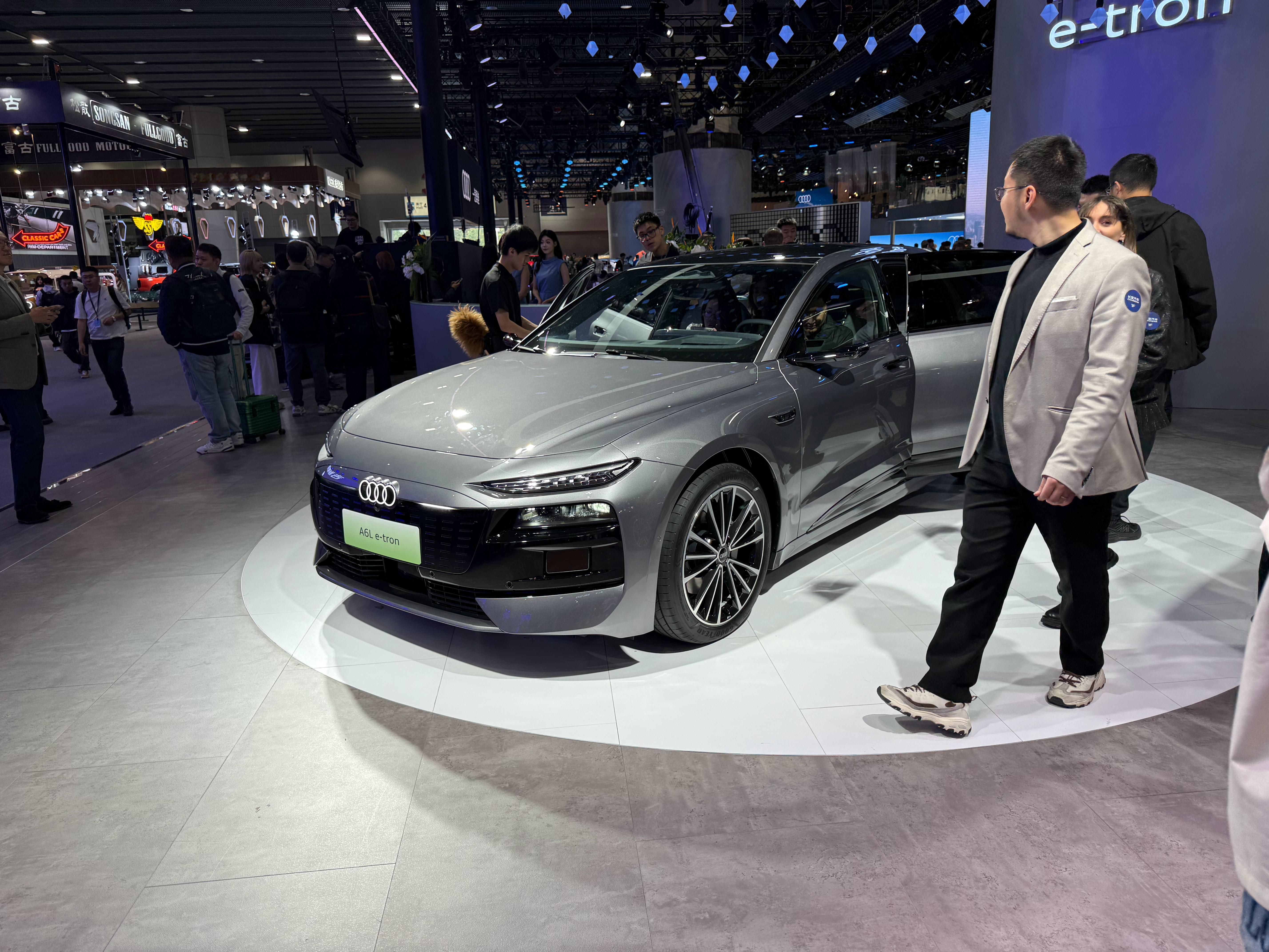 冷知识又增加了，奥迪 A6L e-tron，尾标是奥迪一汽，而不是传统的一汽奥迪