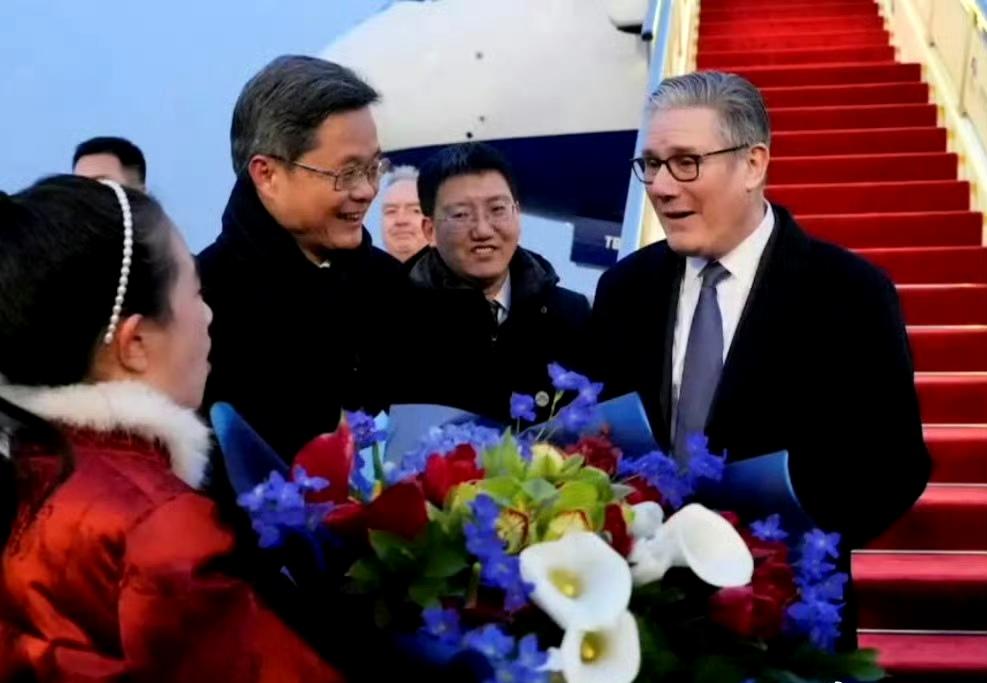 斯塔默强调，与中国接触符合英国利益。
他还说，中英两国必须妥善处理分歧，这正是成