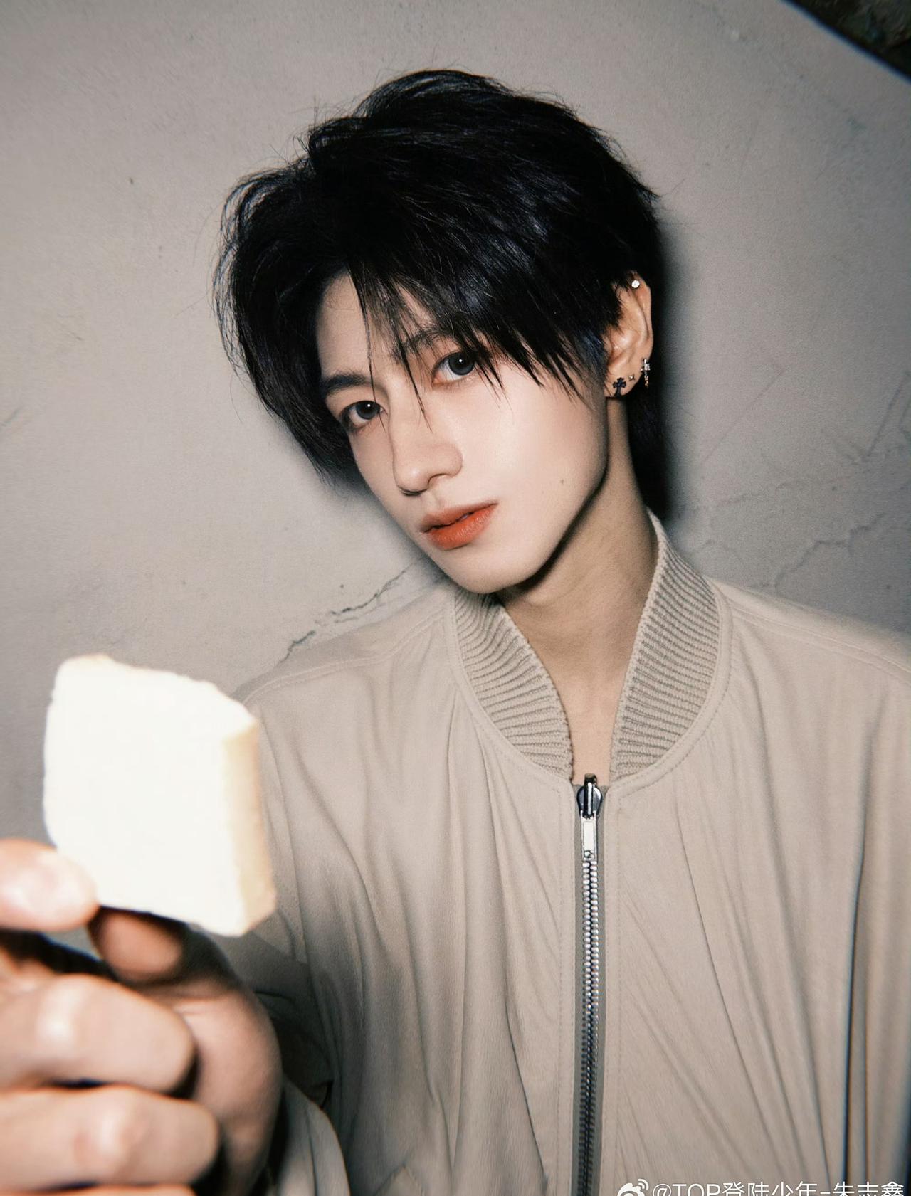 朱志鑫下班营业，身穿美式复古廓形棒球领飞行夹克，搭配做旧破洞牛仔裤，破旧楼梯与墙