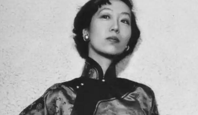 1995年，张爱玲死后将270万全部留给朋友，而此时她远在国内的弟弟，穷困潦倒。