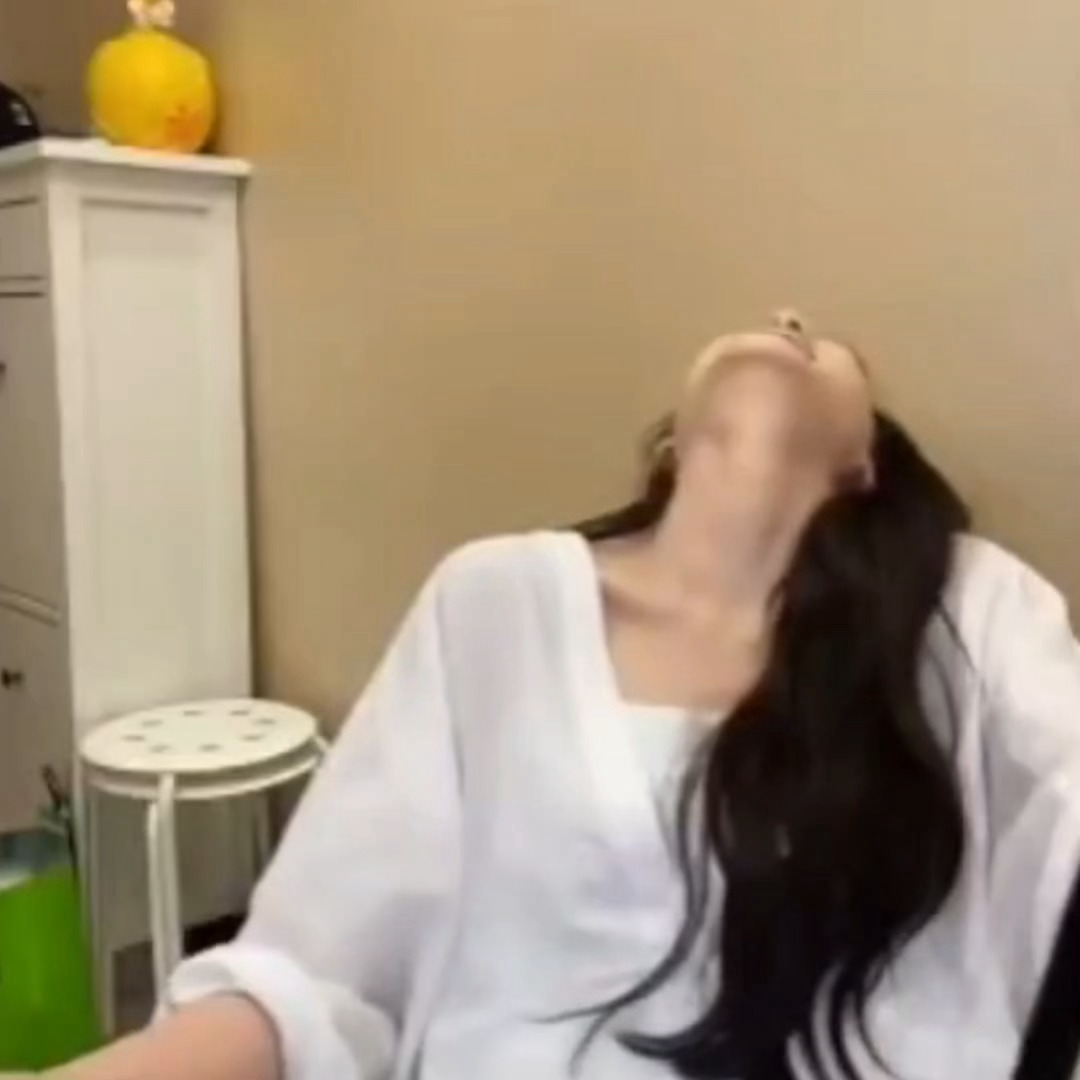 李一桐真拉假拉 李一桐也太逗了，把自己都笑翻了。想看拉二胡直接去看范云吧