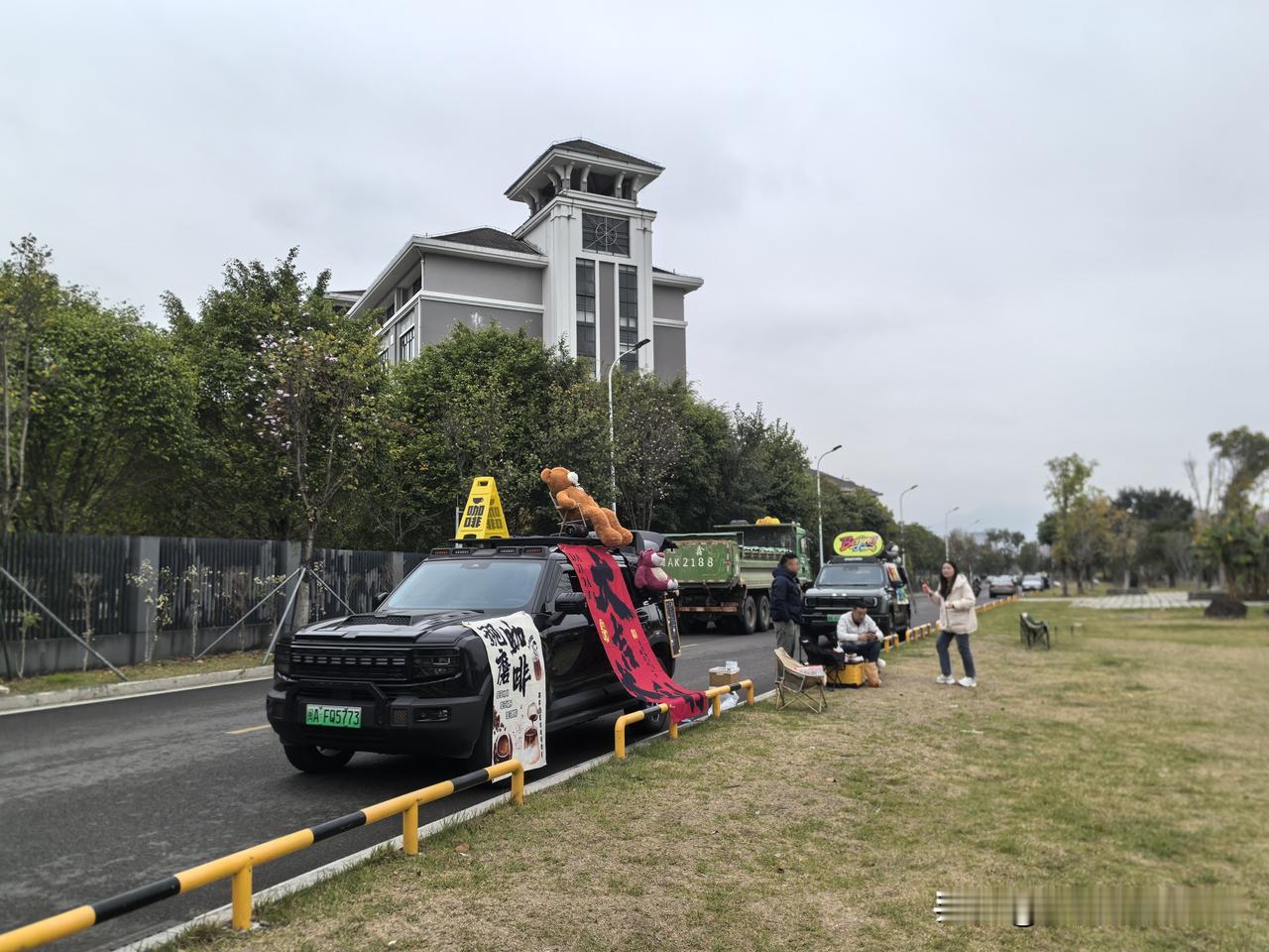 汽车咖啡店？挺有意思的，必须支持一波！
今天去旗山湖公园逛了逛，天色阴沉，远处的