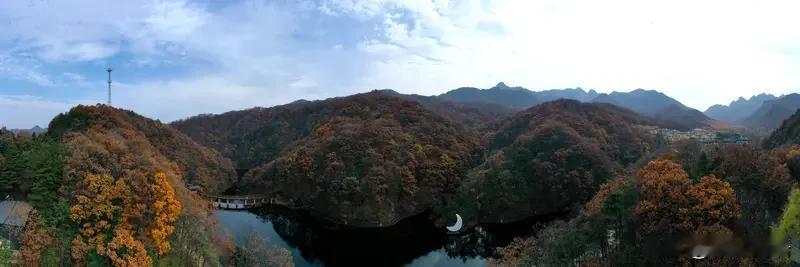 风景素材可浏览免费图库平台，航拍、自然风光素材充足；配乐优先选择平台正版曲库，规