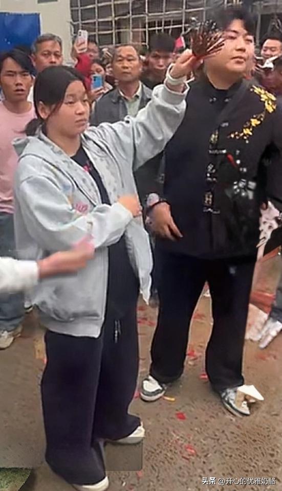 婵妹素颜出镜，一身休闲很随意。
全红婵难得在家过年，村民都是众星捧月般，因为全红