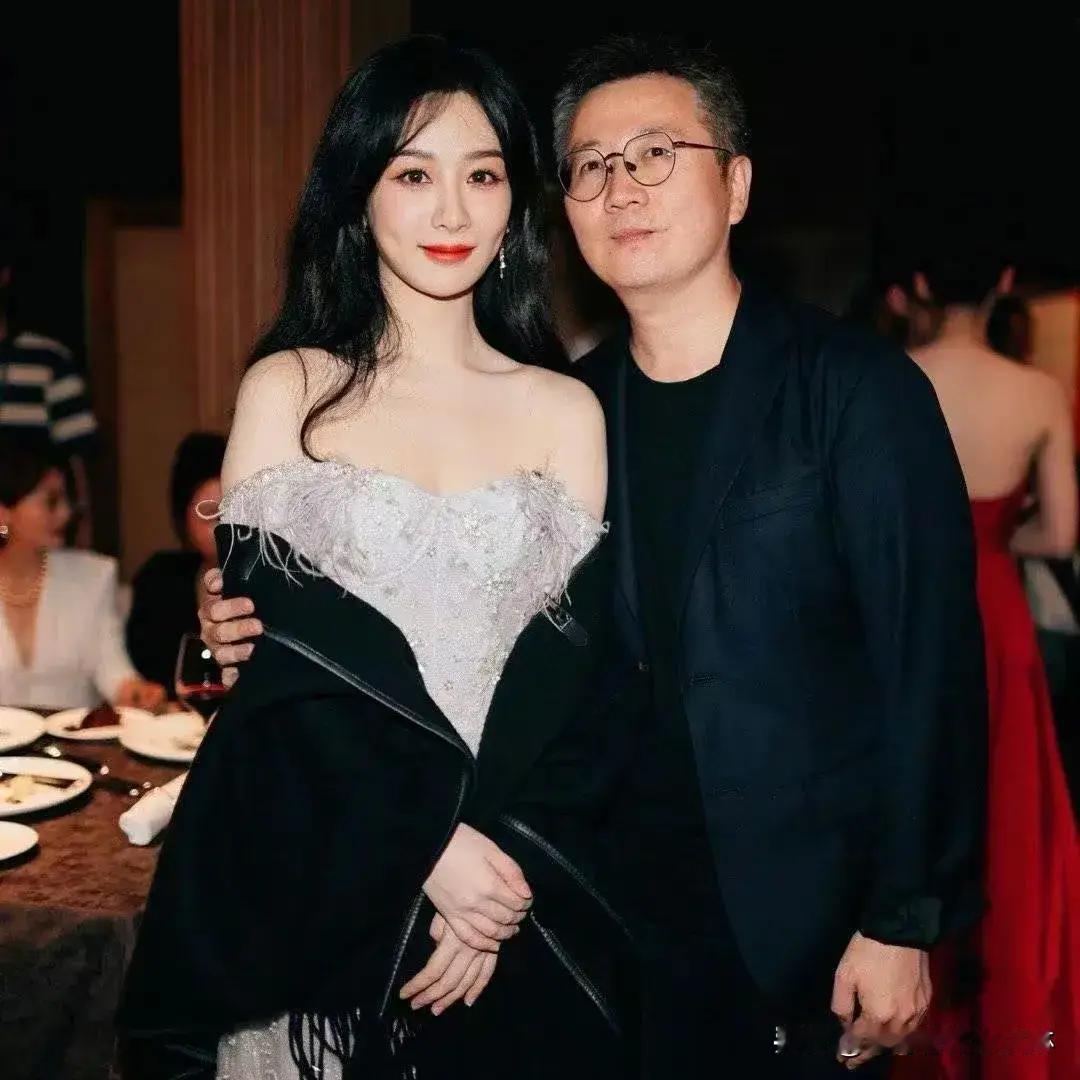 冯楚轩
冯楚轩是杂志主编，有人自称是冯楚轩的前女友，说杨紫和自己前男友有不正当关