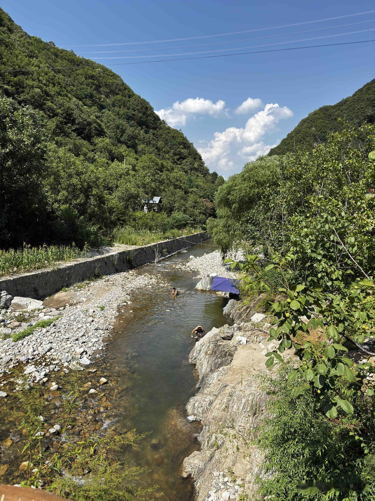 蓝田西采峪二仙桥段随拍，这是7月25日拍的，有人在河道里玩水避暑，这里水看着不深