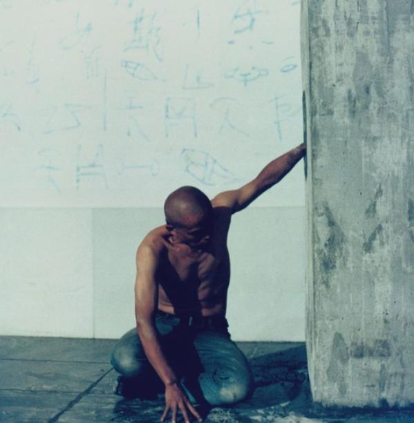 2003年，在云南丽江街头，一个男子把自己的手浇筑在水泥墙里，直至墙面干透，路过