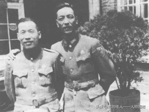 1946年伍修权(左)任军调部长春执行分部中共首席代表时与耿飚合影
