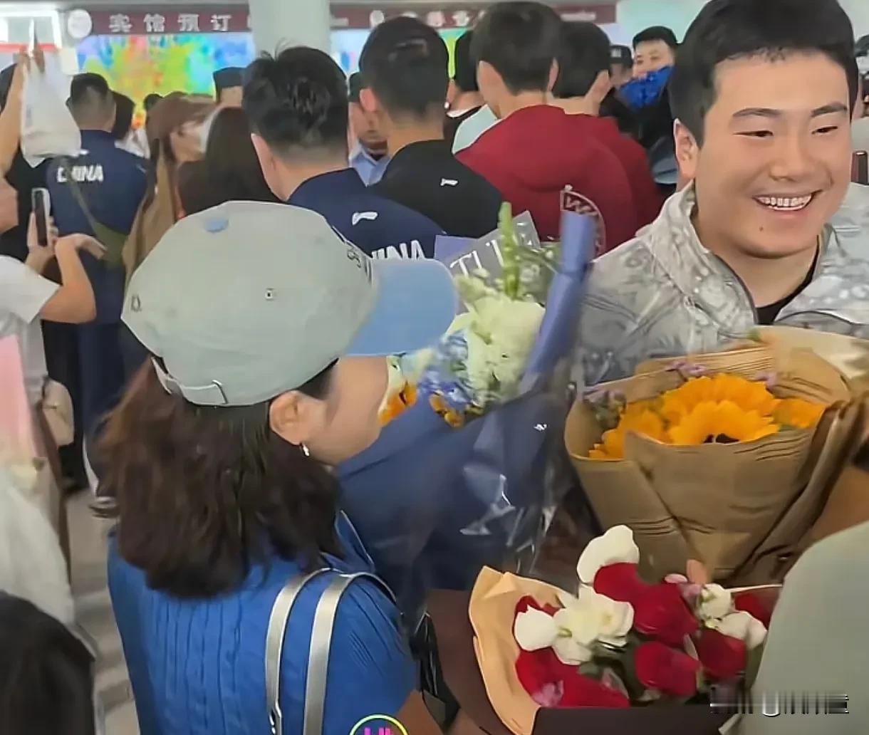 马琳，给儿子多一些零花钱吧！！
国乒凯旋回国，王皓、梁靖崑的家人纷纷带着鲜花来接
