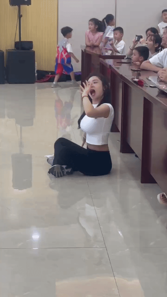 老师太可爱，家长送完孩子后都在门口不舍的走了[笑哭]