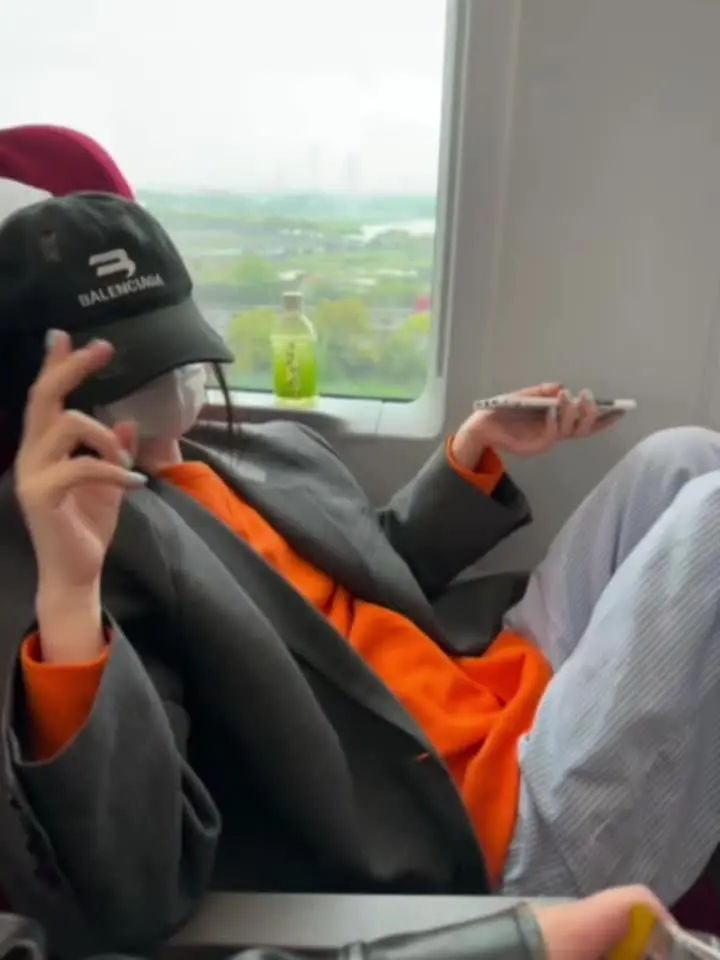 如果饱经风霜是一个人注定要走的路, 那沉默寡言就是一路的蜕变.