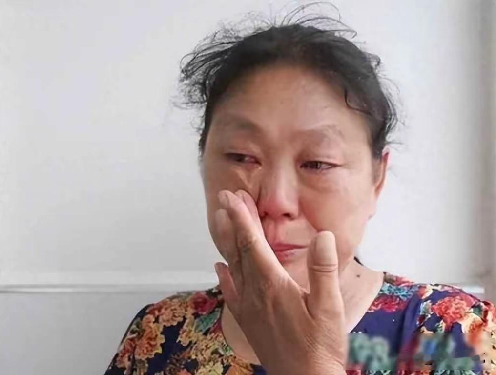 亲妈一张嘴，直接把儿子的“金饭碗”给端了。
上海一位阿姨因为她在业主群里面凡尔赛