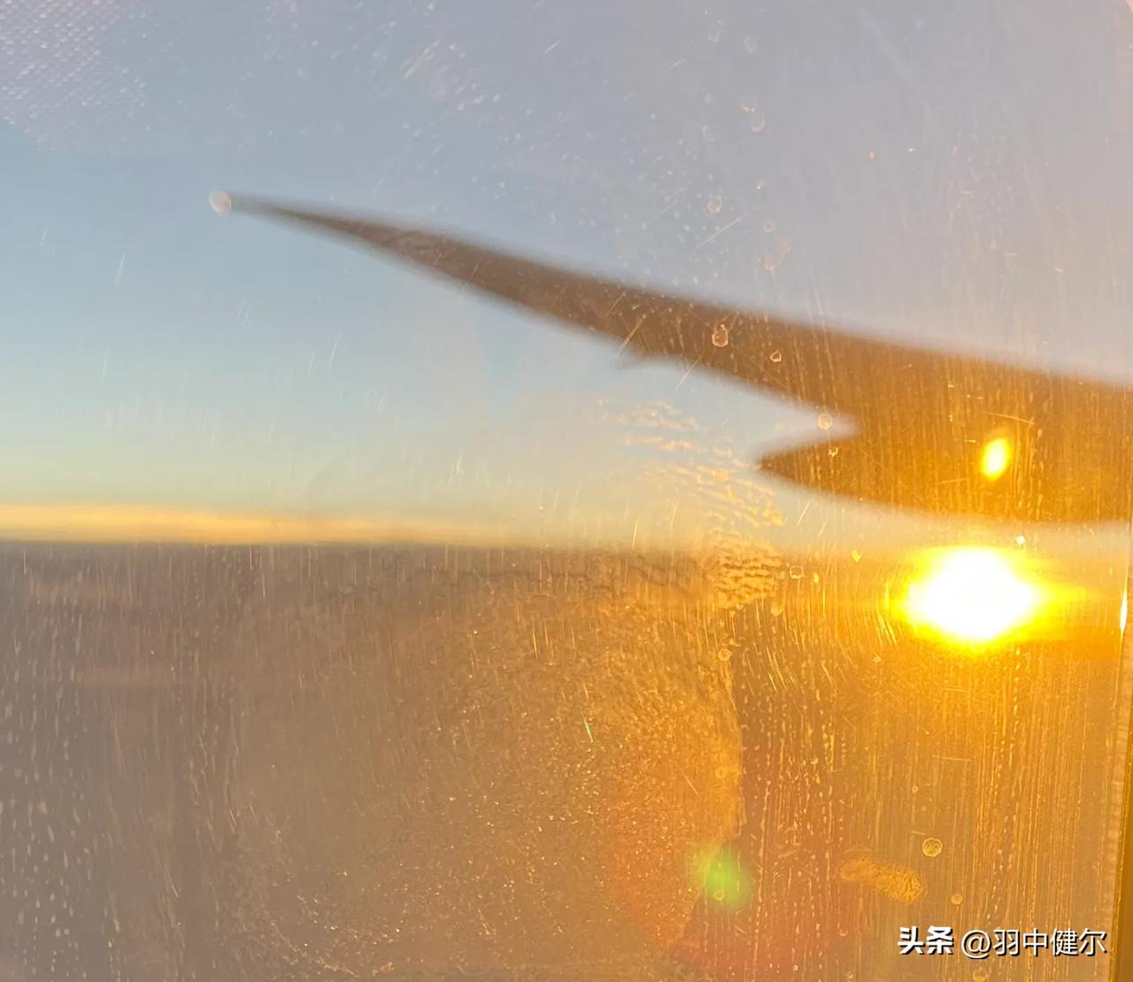 云端落日

舷窗外
黄昏被揉进机翼的旅程
落日熔金
为云朵披上梦的纱绫

飞机穿