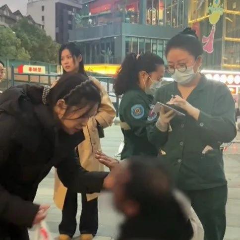 看到这个新闻的时候，心里真的涌上一股暖流。在湖北宜昌的街头，一位扛着行李的男子突