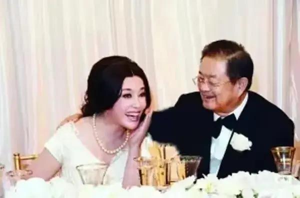 刘晓庆离婚了，记者问她：“您74岁了，为啥还折腾？”刘晓庆不慌不忙，笑着回复道：