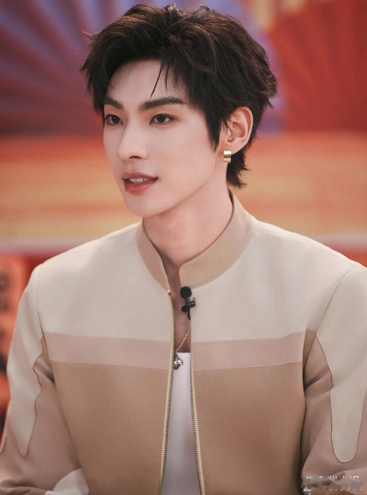 颜安你的耳环够吸引人，不过更吸引人的是你的裤子 