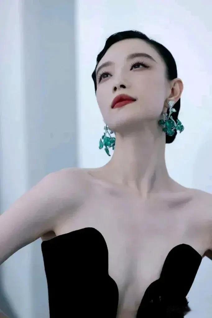 倪妮拥有一种独特而迷人的美貌，她的五官精致，立体感十足。她的眼睛明亮有神，充满着