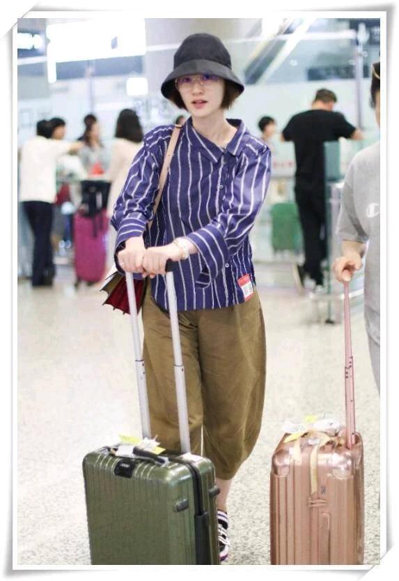 李小冉这是穿了个啥？这种设计挺有意思的。
#你喜欢李小冉吗# 
#女星的魅力何在