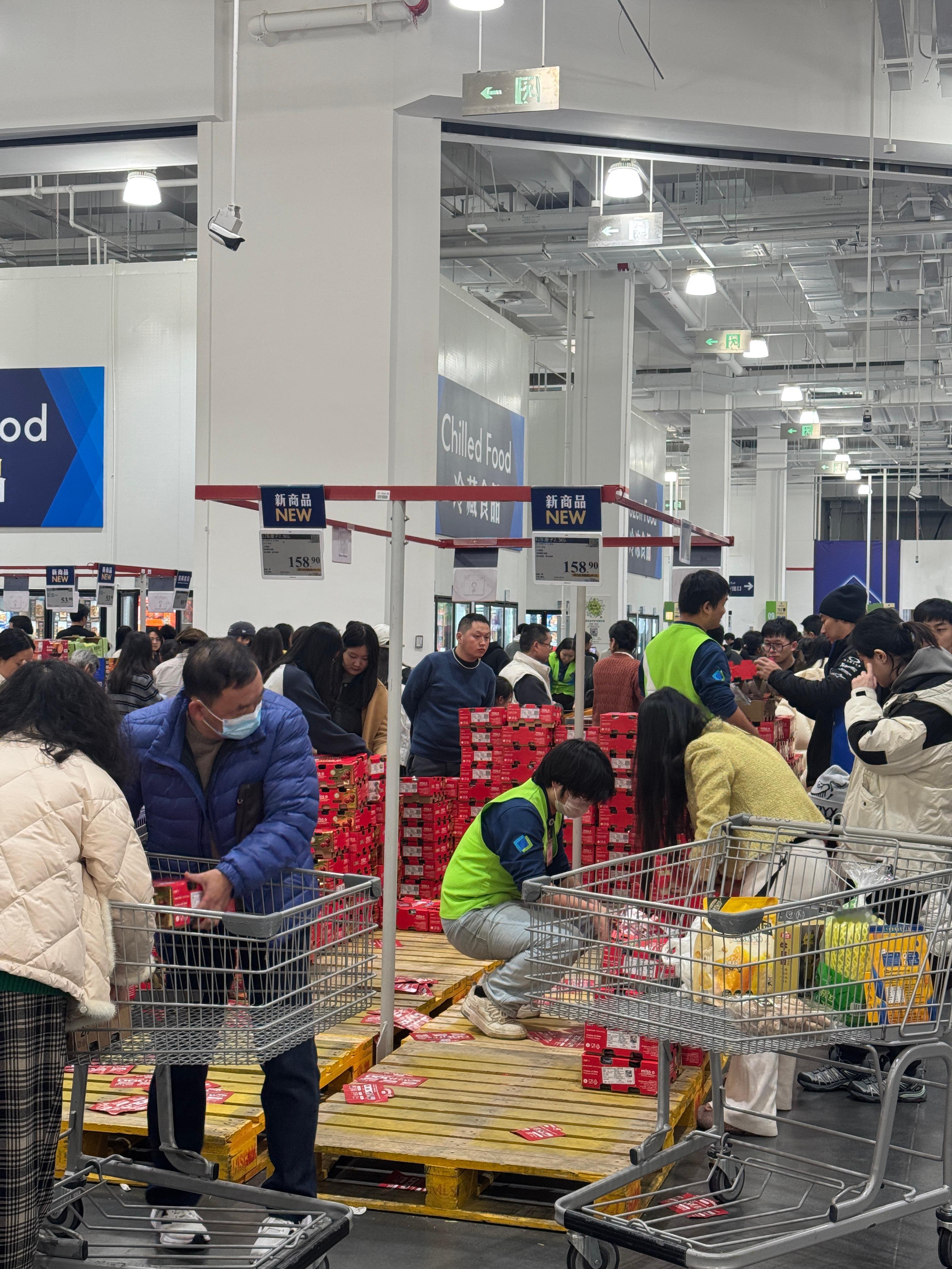 山姆车厘子每斤狂降70元元旦去逛山姆，感觉货架都要被搬空了呀员工内心：“补不完，