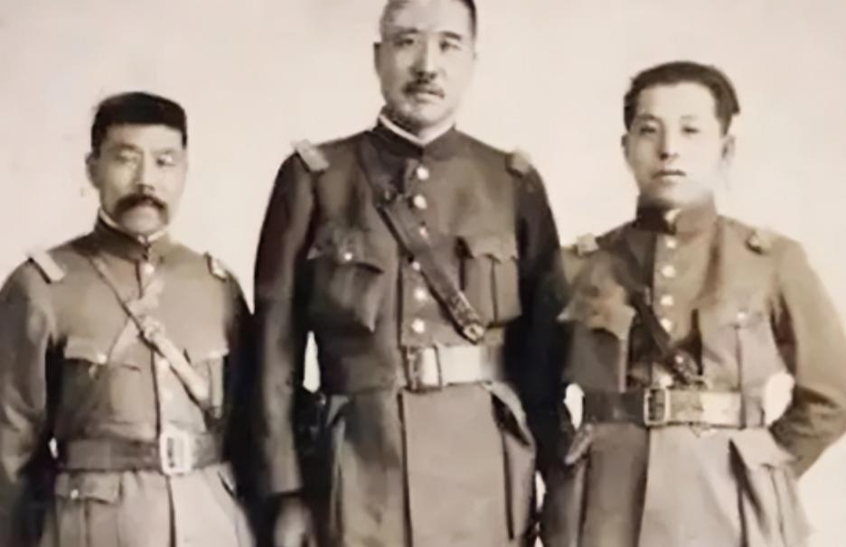 1920 年，军阀张宗昌迎娶年仅十四岁的朱宝霞，新婚之夜，张宗昌酒后进入婚房，发