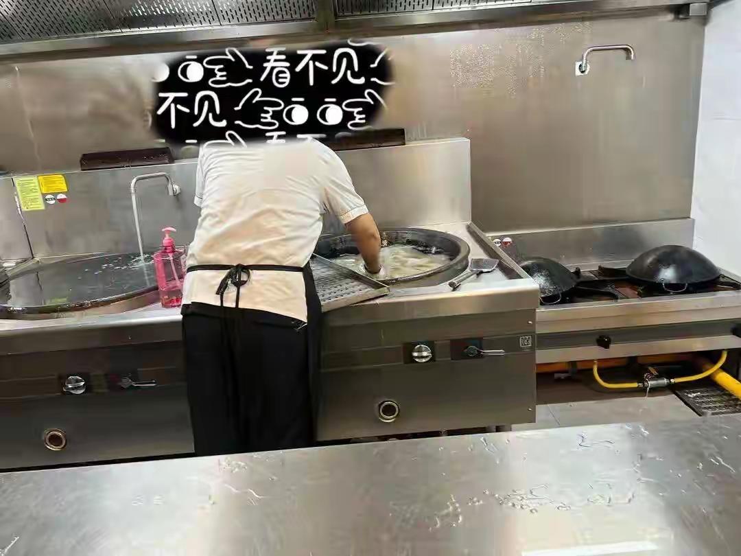 坏良心啊！江苏南京，幼儿园老师无意中看到，后厨工作人员拿拖把放到煮饭锅里洗，还在